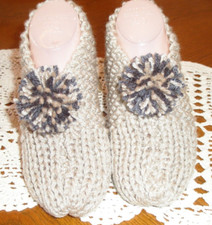 HAND KNITTED WOMAN LADY SLIPPERS "CUTE" SIZE MEDIUM 7 - 9 w/POM POMS  NEW