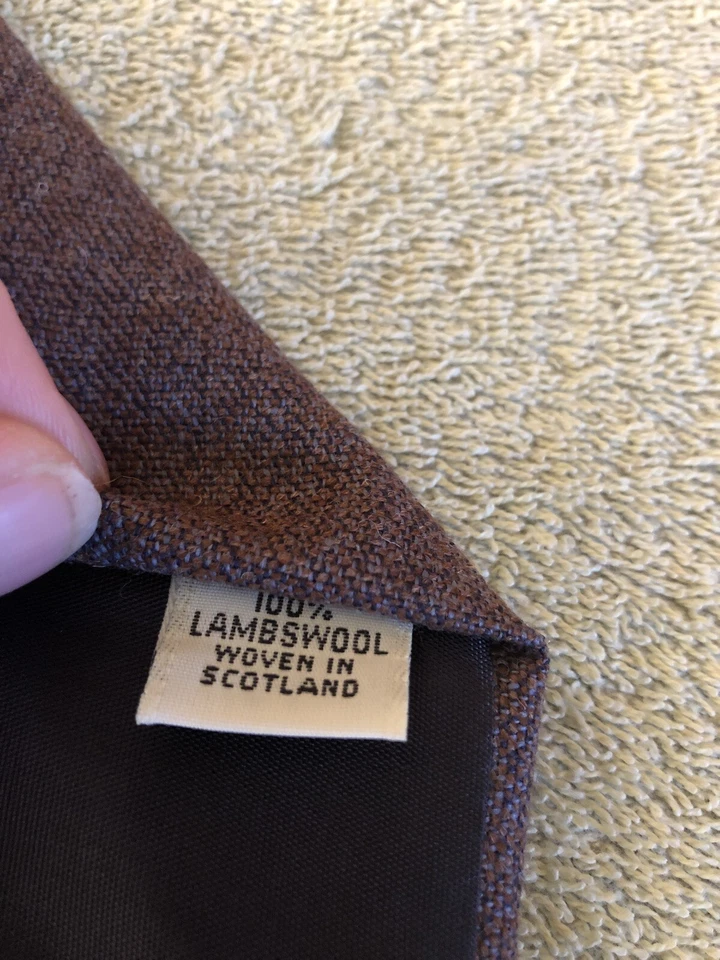 Corbata de lana de cordero tejida gris/roja escocesa Cambridge Classics de Mervyn’s Foto 3 de 4