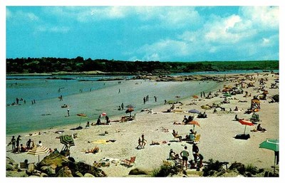 Gloucester MA postcard CROWDED SUMMER DAY AT WINGAERSHEEK BEACH j/27 AU3210