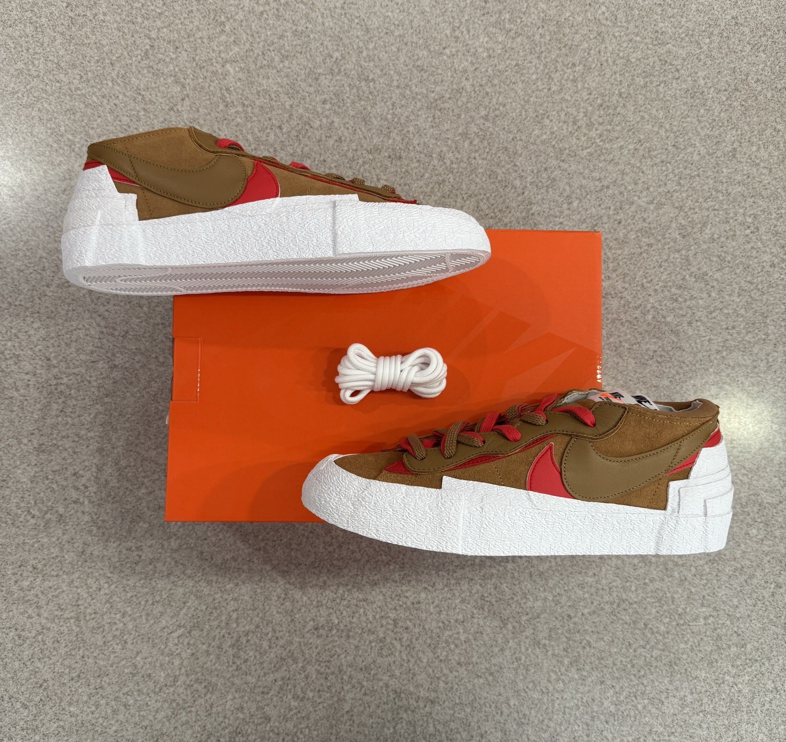 SACAI X NIKE Nike Blazer Low x Sacai British Tan Brown Uomo Taglia 11 Bianco Rosso DD1877 200