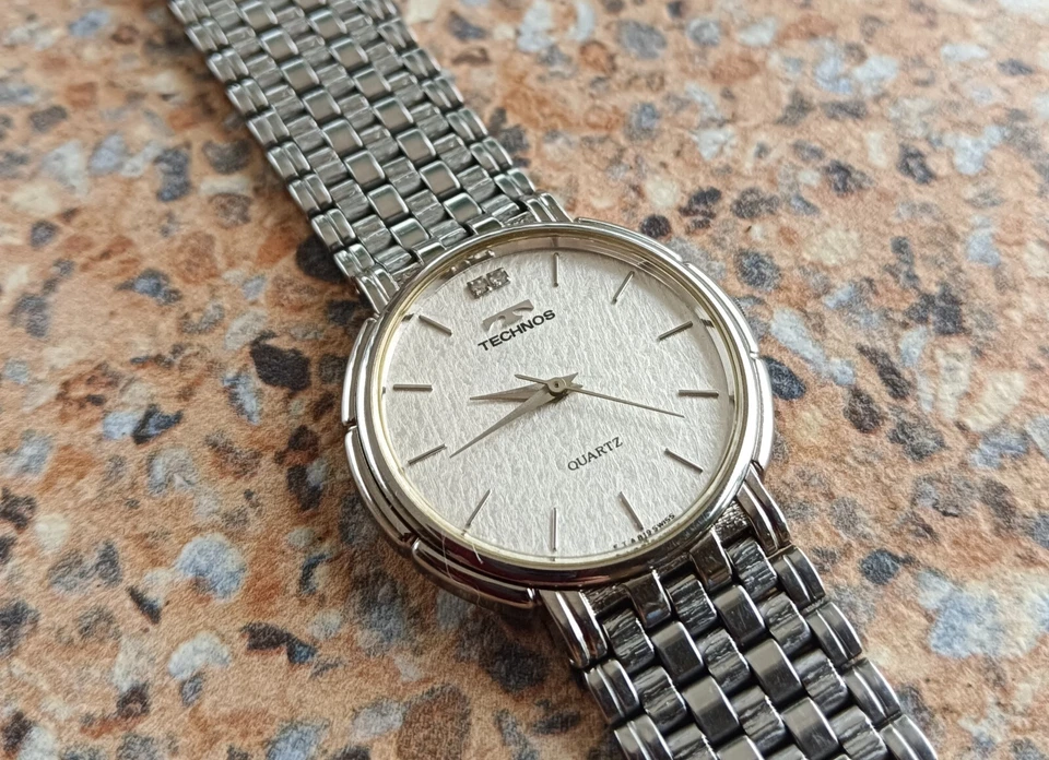 Reloj de vestir de cuarzo Technos vintage hecho en Suiza cristal de zafiro ma... - Imagen 3 de 4