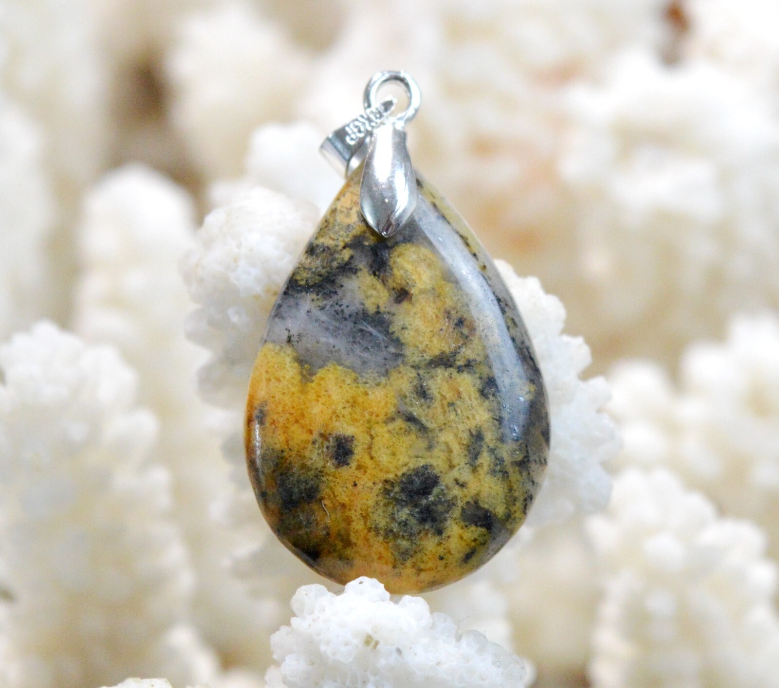 Grenat Spessartine 25 carats en pendentif cabochon pour sublimer vos tenues de soirée