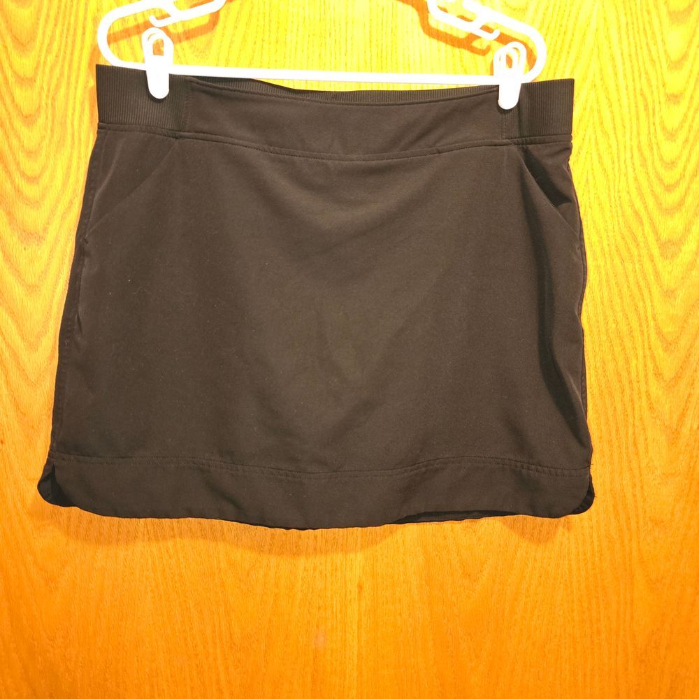 SKORT Classic Black skort size large Elastic waistband POCKETS! SKORT Classic Black skort size large Elastic waistband POCKETS!