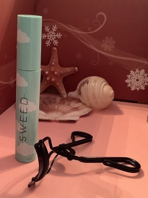 Sweed Beauty Cloud Mascara in Schwarz Full Size + Otis Batterbee Wimpernzange