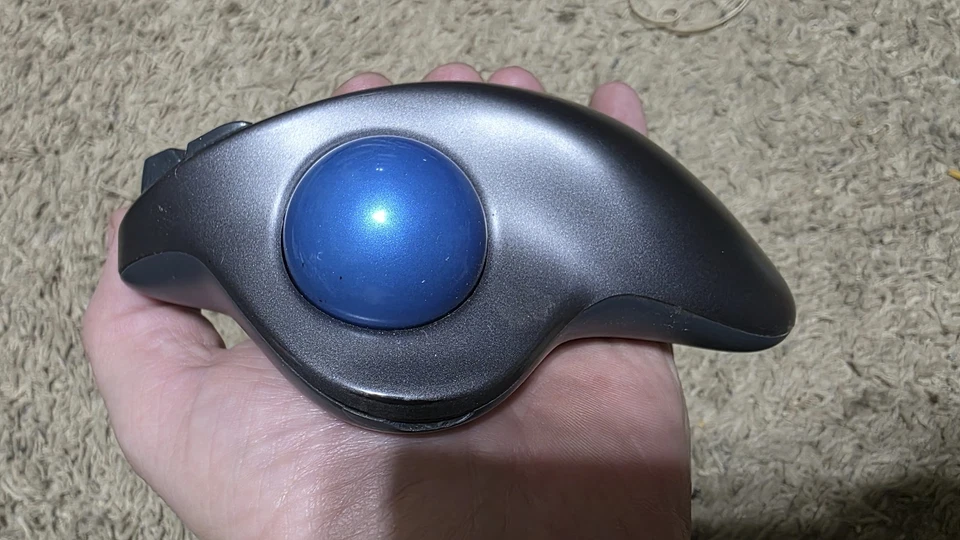 Mouse trackball wireless Logitech M570 910-001799 nero con dongle Bluetooth bello - Immagine 2 di 4