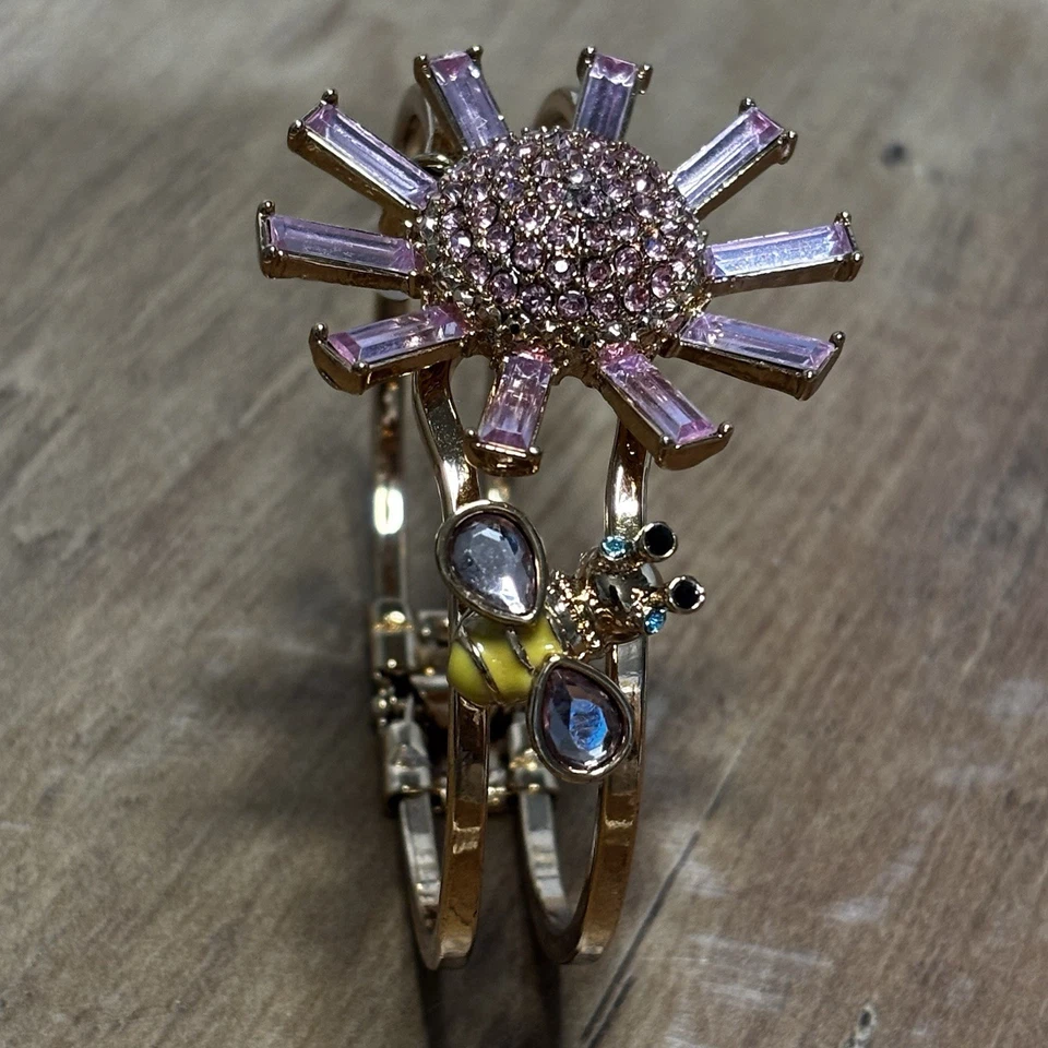 Adorable brazalete con bisagras Betsy Johnson flor margarita y abeja Foto 4 de 4