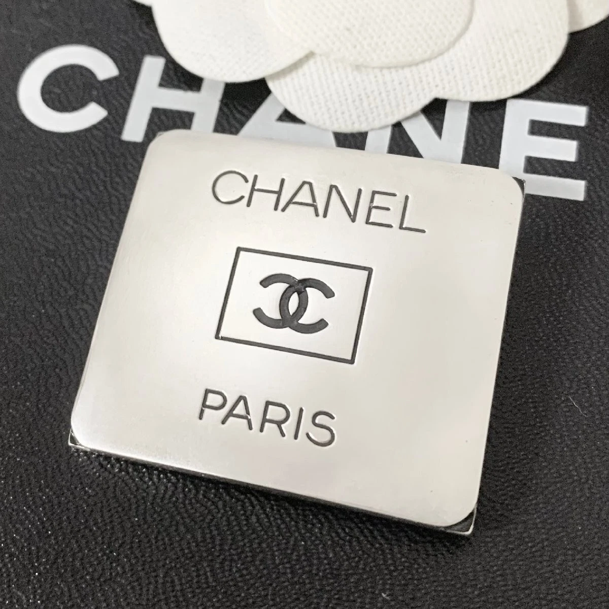 CHANEL CCロゴ ブローチ シルバー・ブラック 約5.5cm 25+ CHANEL Signs & Symbols Fashion Brooches & Pins for sale