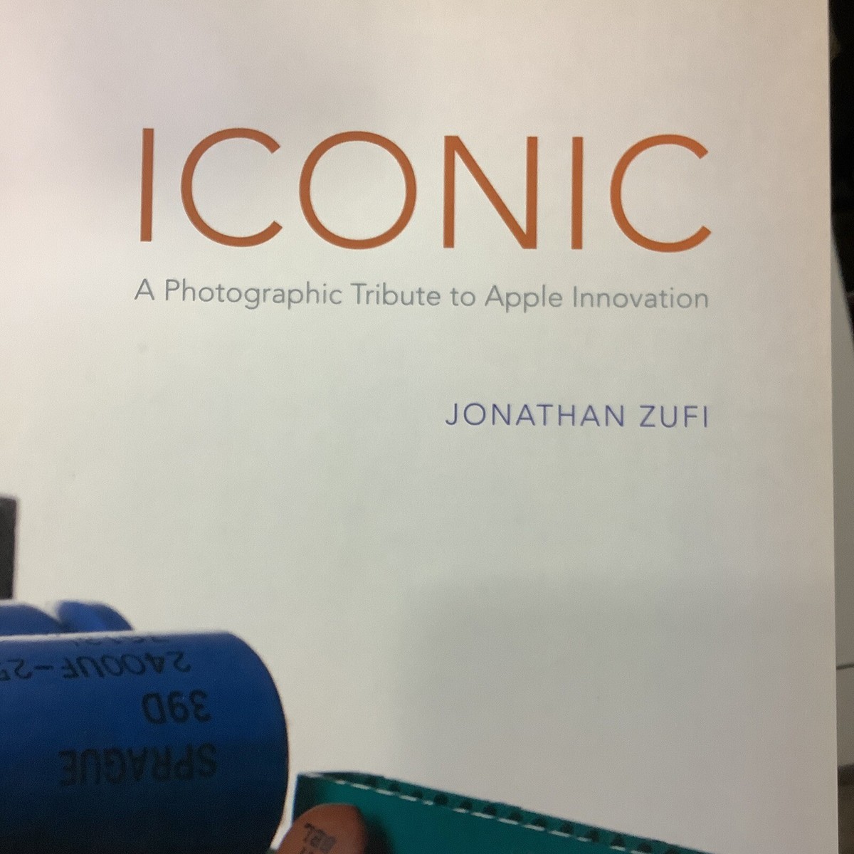 Iconic: APPLE プロダクト写真集 (英語版) Iconic : A Photographic Tribute to Apple Innovation by