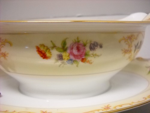Noritake China Ramona Pattern 6504 Gravy Bowl with Attached Underplate - Picture 3 of 13