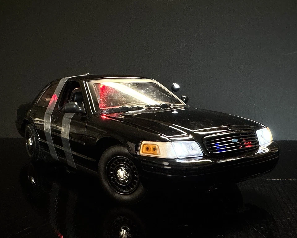 2001 Ford Crown Victoria LX Sedan Black Slick Top Undercover 1/18 With Lights - Image 2 of 4