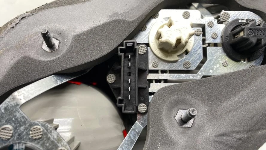 Feu arriere principal droit (feux) MERCEDES CLASSE R 251 PHASE 1 BREAK - Photo 2/4