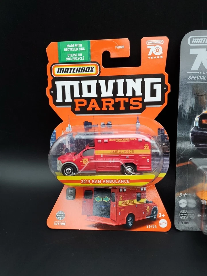 Lote de 2 ambulancia Ram Matchbox 2023 piezas móviles 26/54 2019 rojo y naranja Foto 2 de 4