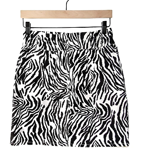 Falda cintura elástica bolsa de papel con estampado de cebra blanca y negra talla 4 Bar III Foto 2 de 4