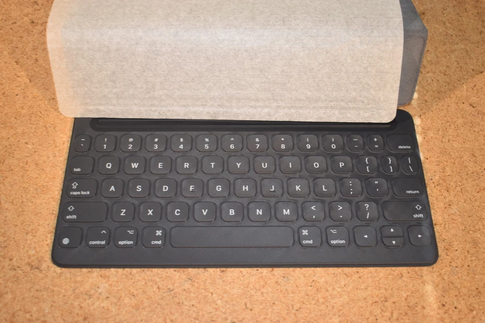 Apple Smart Keyboard Case for iPad Pro 10.5" iPad Air 3rd & IPad 7th-9th A1829 - Image 3 of 4