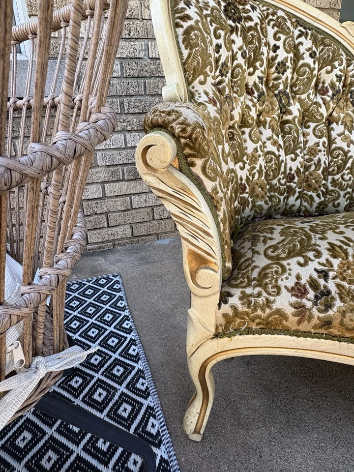 Sofá estilo victoriano vintage 1975 estampado floral Foto 2 de 4