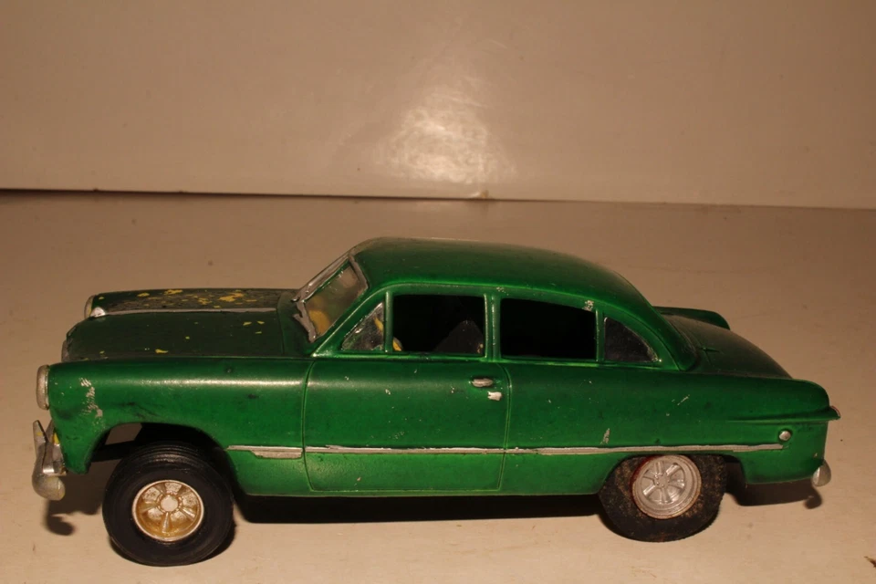Pyro 1949 Ford Forrest Service  1/32 Scale Model Kit, Green - Image 2 of 4