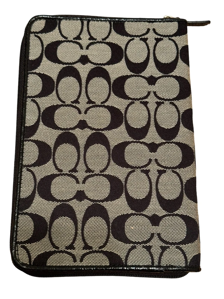 Funda para tableta Coach Signature Logo eReader beige negra para dispositivos de 8 a 8,5" Foto 2 de 4