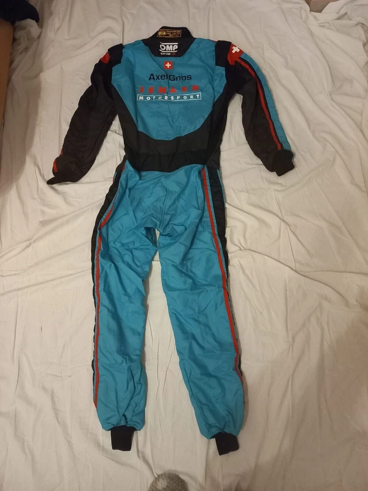 TUTA IGNIFUGA TOP CIANO TG 52 OMP ONE-S IA01853 OMOL FIA 8856-2000 SCAD 2028 - Imagen 2 de 4