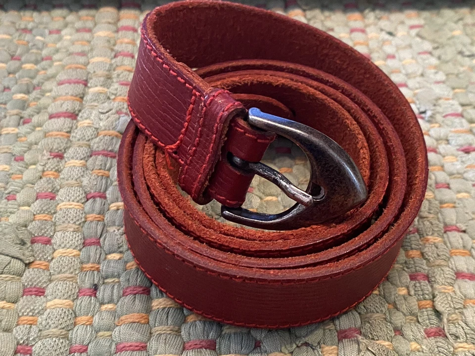 Mujer Giorgio Armani Cinturón Cuero Rojo Hebilla Gunmetal 1"W x40"L (M) Caja Lacada Foto 2 de 4