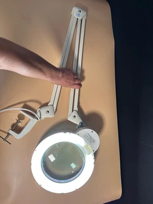Daylight Lupenleuchte Lichtlupe Tischbefestigung Schraubzwinge - Bild 1 von 4