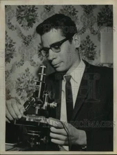 1966 Press Photo Physicist Harvey Patashnick with microscope in New York