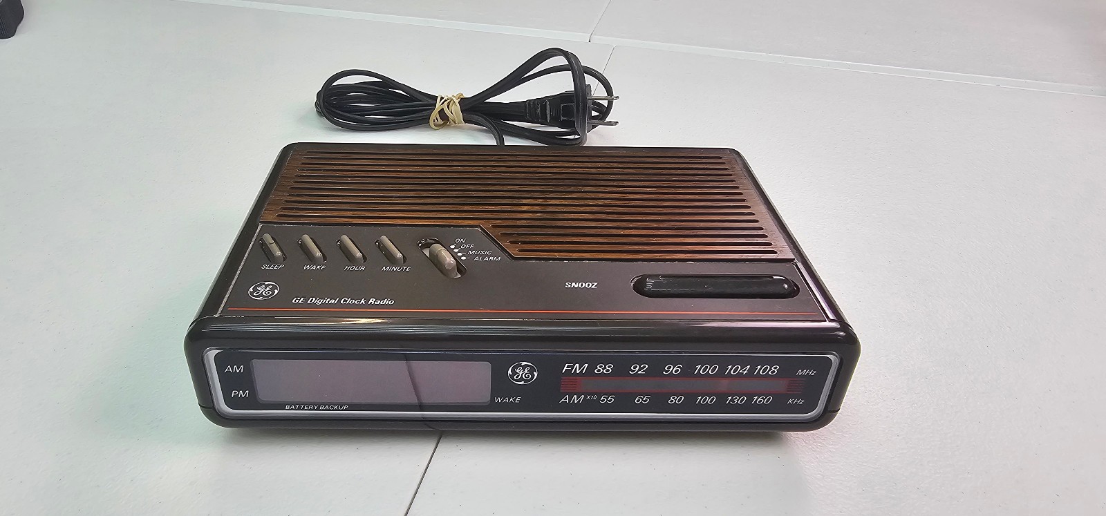 Vintage 80 's GE Digital Alarm Clock AM/FM Radio Model 7 4612 B Woodgrain Tested photo
