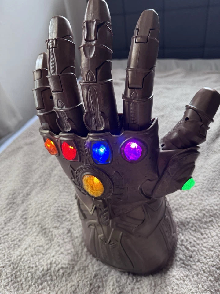 Marvel Legends Infinity Gauntlet - Light-Up FX - Pieza de coleccionista - OBO $140 Foto 4 de 4