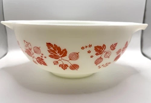Pyrex Pink Gooseberry 443 Cinderella Mixing Bowl 2.5 Qt