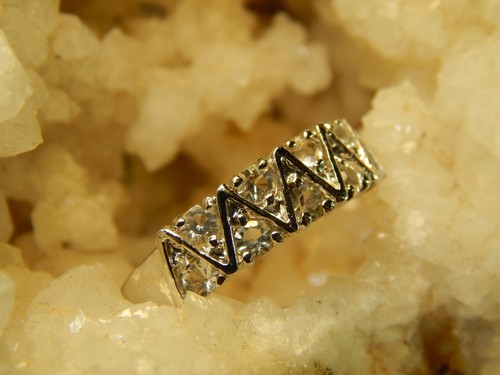 Ladie's 10k White Gold Ring CZ's in Zig/Zag Pattern, Size 7, UK O, 3 grams - Picture 13 of 18