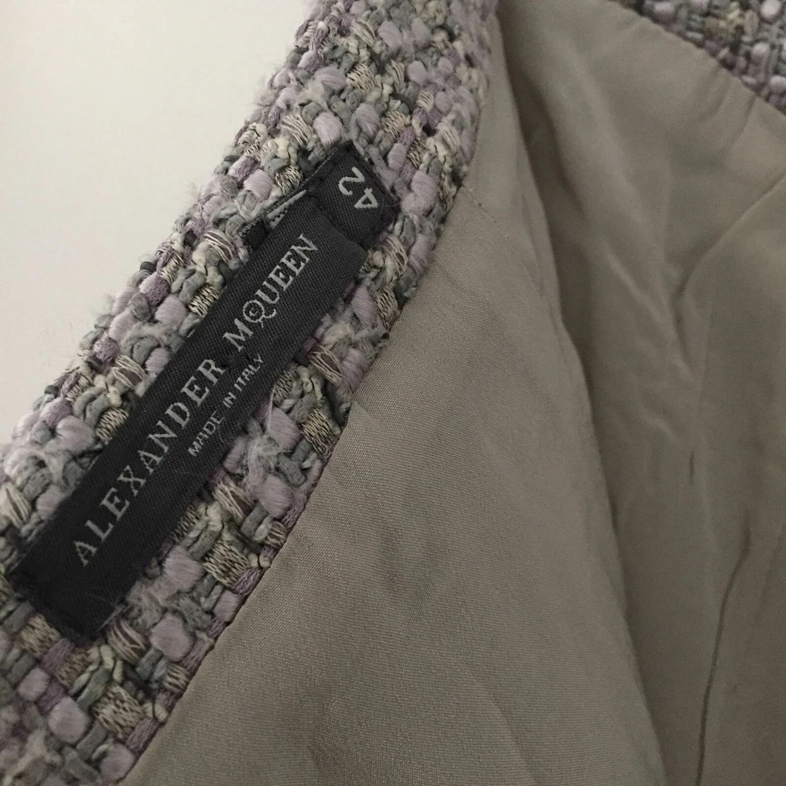 Alexander McQueen Runway giacca tuta pelliccia grigia e gonna $33.000 40 48 sublime