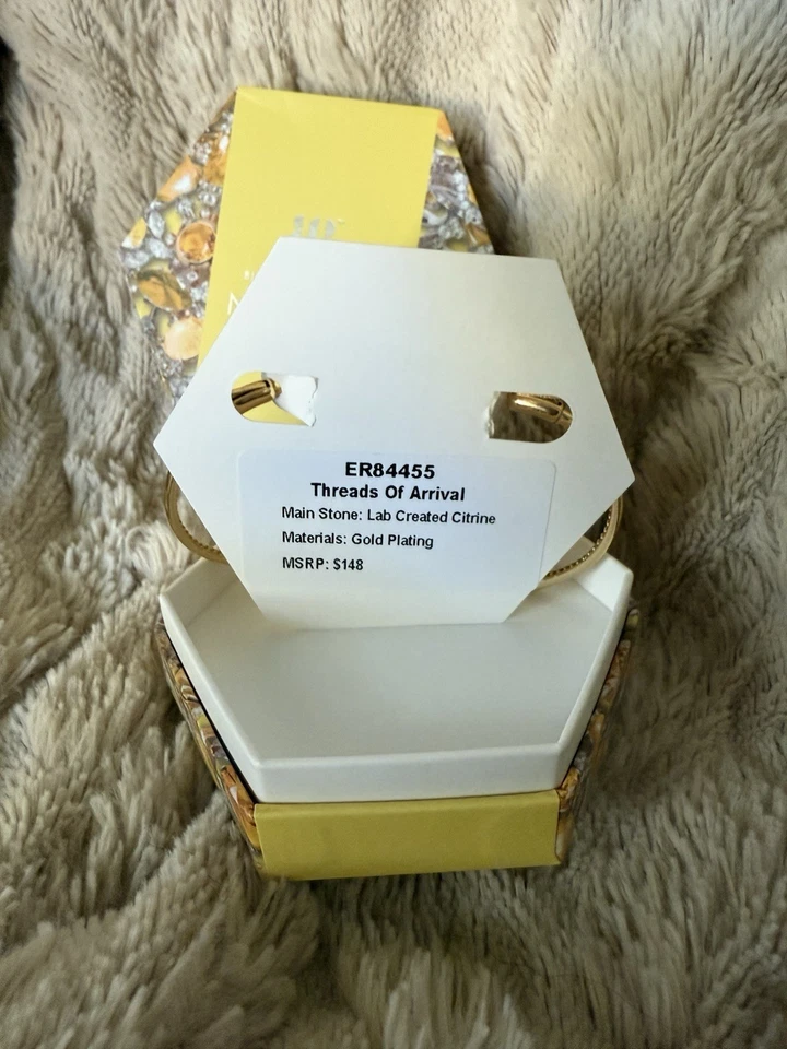 Pendientes Bomb Party Noviembre Cumpleaños 2025 “Hilos de Llegada” en Oro Amarillo Foto 3 de 4