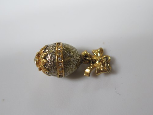 🌷 JOAN RIVERS Faberge Egg Charm Pendant * BOW DAISY GOLD SILVER * Vintage - Picture 4 of 6