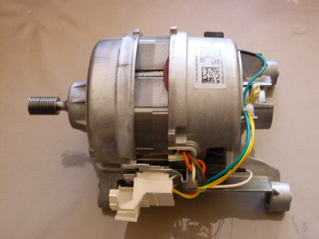 Moteur lave-linge AEG Electrolux 1240528404 pour reparer un tambour qui ne tourne plus