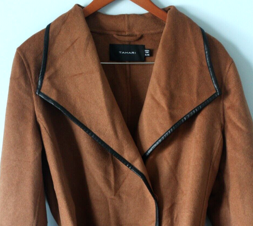NUOVO! Cappotto avvolgente da donna Tahari taglia XL finta pelle marrone caramello nuovo con etichette - Foto 3 di 24