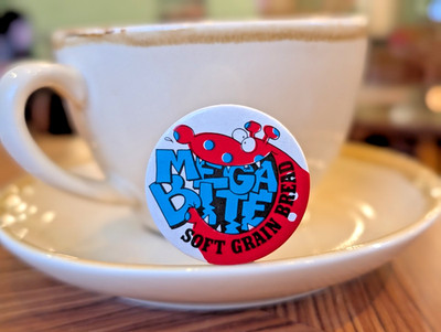 Vintage Mega Bite Soft Grain Brot Supermarkt Promo 1980er Anstecker Pin (P2874)