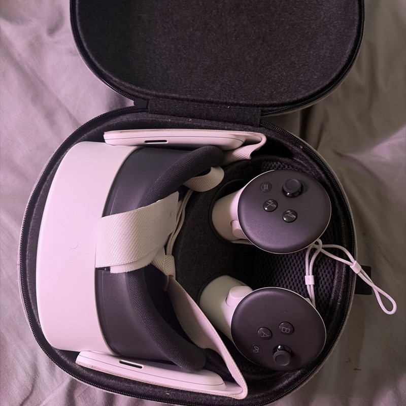 Meta Quest 3S Headset and Controller 128GB White VR with compact carrying case