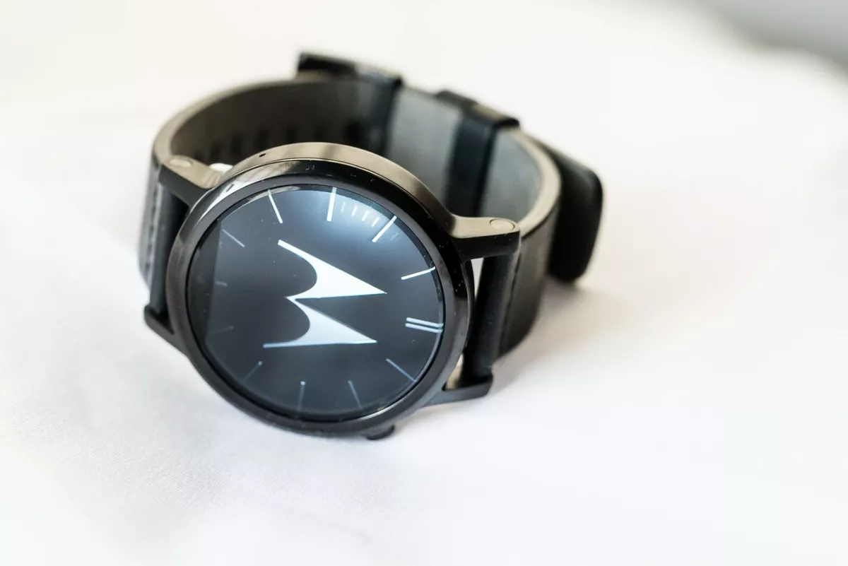 Moto 360 2025 black leather