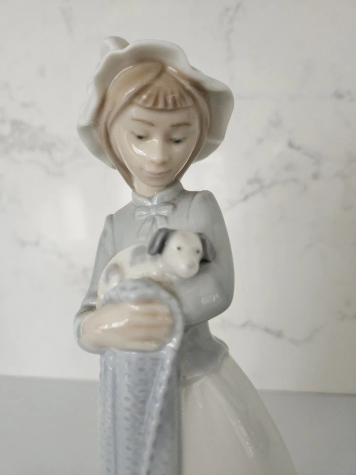 Vintage NAO LLadro GIRL HOLDING PUPPY Figurine "Nina Dulce" SPAIN - image 2 of 4