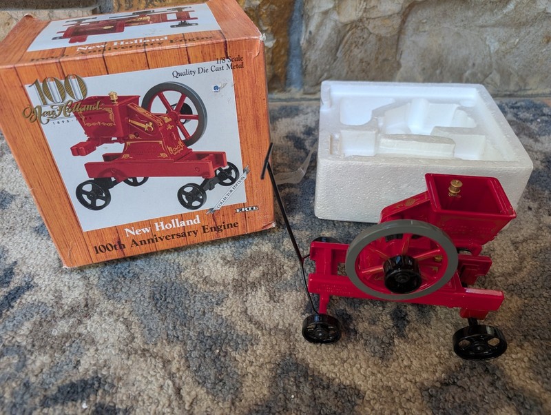 ERTL NEW HOLLAND 100th ANNIVERSARY ENGINE 1/8 SCALE DIE CAST METAL ON WHEELS NIB