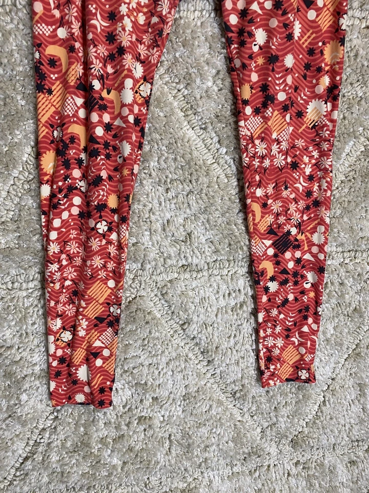 LulaRoe Womens Size Tall And Curvy Leggings Red Sun Moon Snowflake Pattern - Image 2 of 4