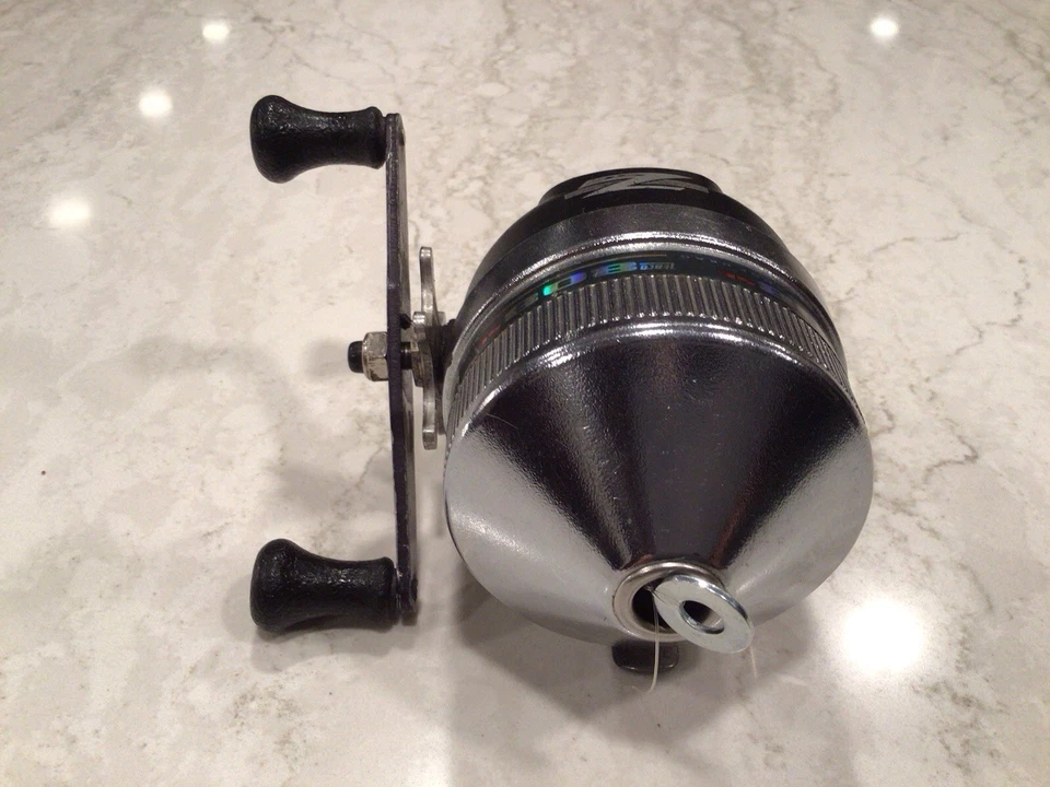 Carrete de pesca Zebco 808 SE vintage de metal fundido a pie - en excelente estado Foto 3 de 4