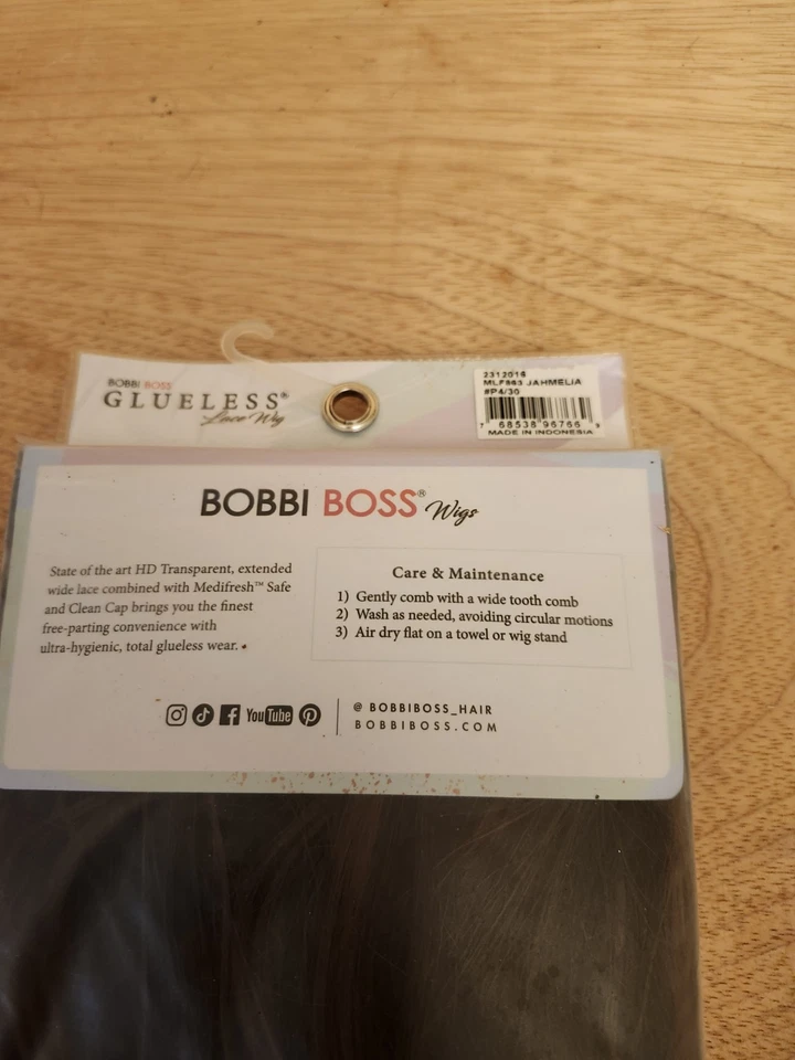 Peluca Bobbi Boss Midway flequillo de longitud media en capas MLF863 Jahmelia P4/30  Foto 4 de 4