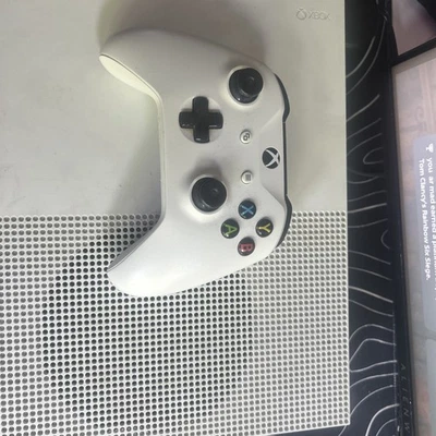 xbox one 500gb with wires and controller - Image 1 of 4