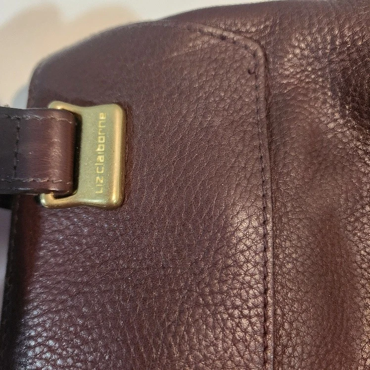 Bolso de hombro de cuero marrón Liz Claiborne con múltiples compartimentos Foto 3 de 4