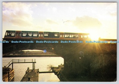 L352956 DLR-Zug über den Regentkanal bei Limehouse Docklands Stadtbahn P