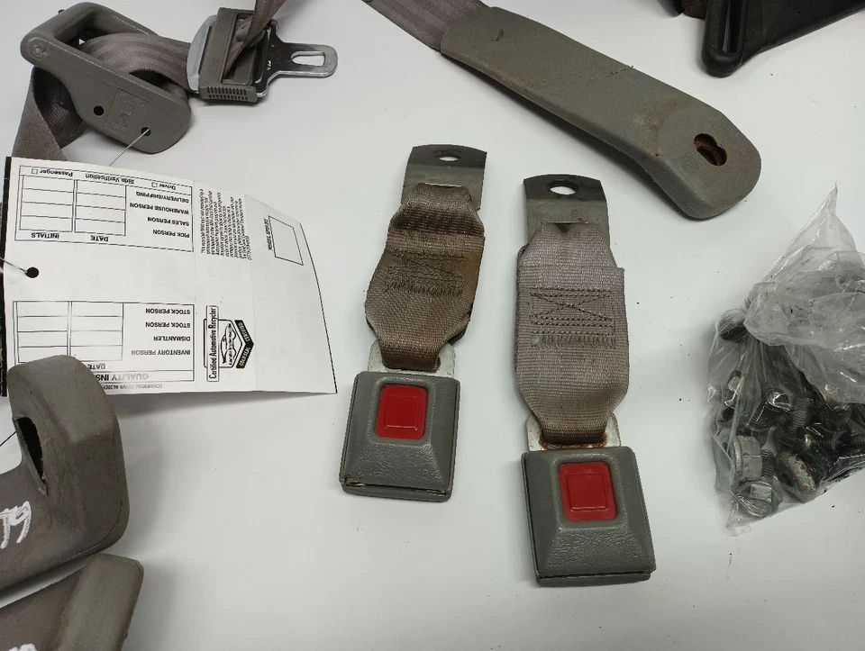 Juego completo de cinturones de seguridad delanteros + traseros grises de 1996 Chevrolet Camaro 11878555 Foto 2 de 4