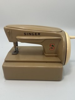VINTAGE SINGER TOY SEWING MACHINE CHILDS PLASTIC MADE IN USA
