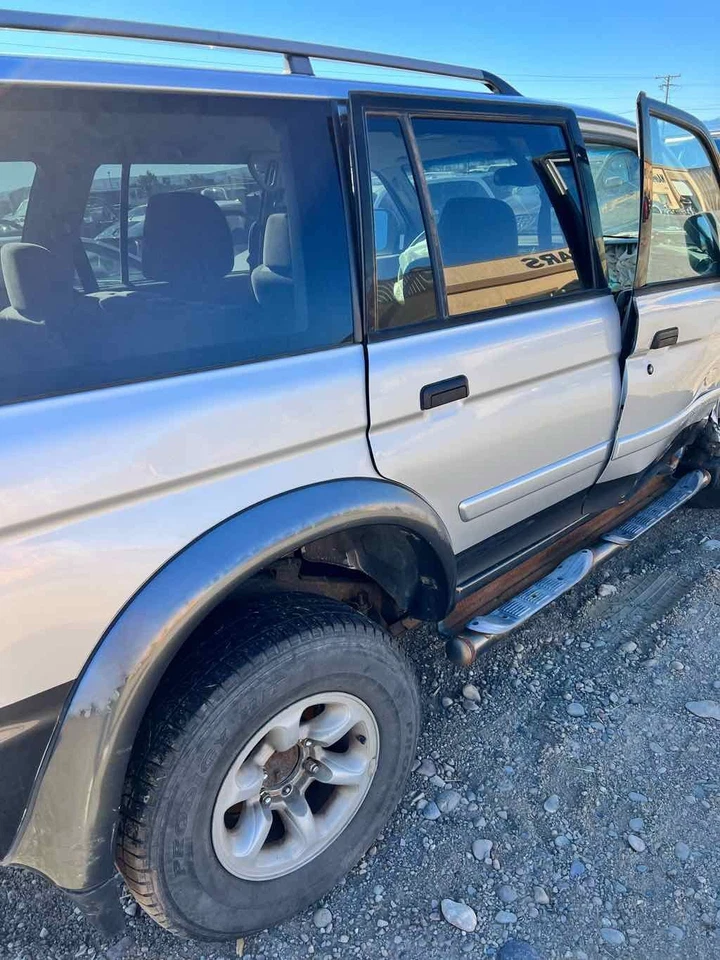 Used Rear Left Door Vent Glass Rear fits: 2002 Mitsubishi Montero sport w/privac Foto 2 de 4