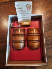 CHEF SPECIALTIES WOODEN BARREL PEPPER MILL & SALT SHAKER NUTMEG BROWN NIB VTG
