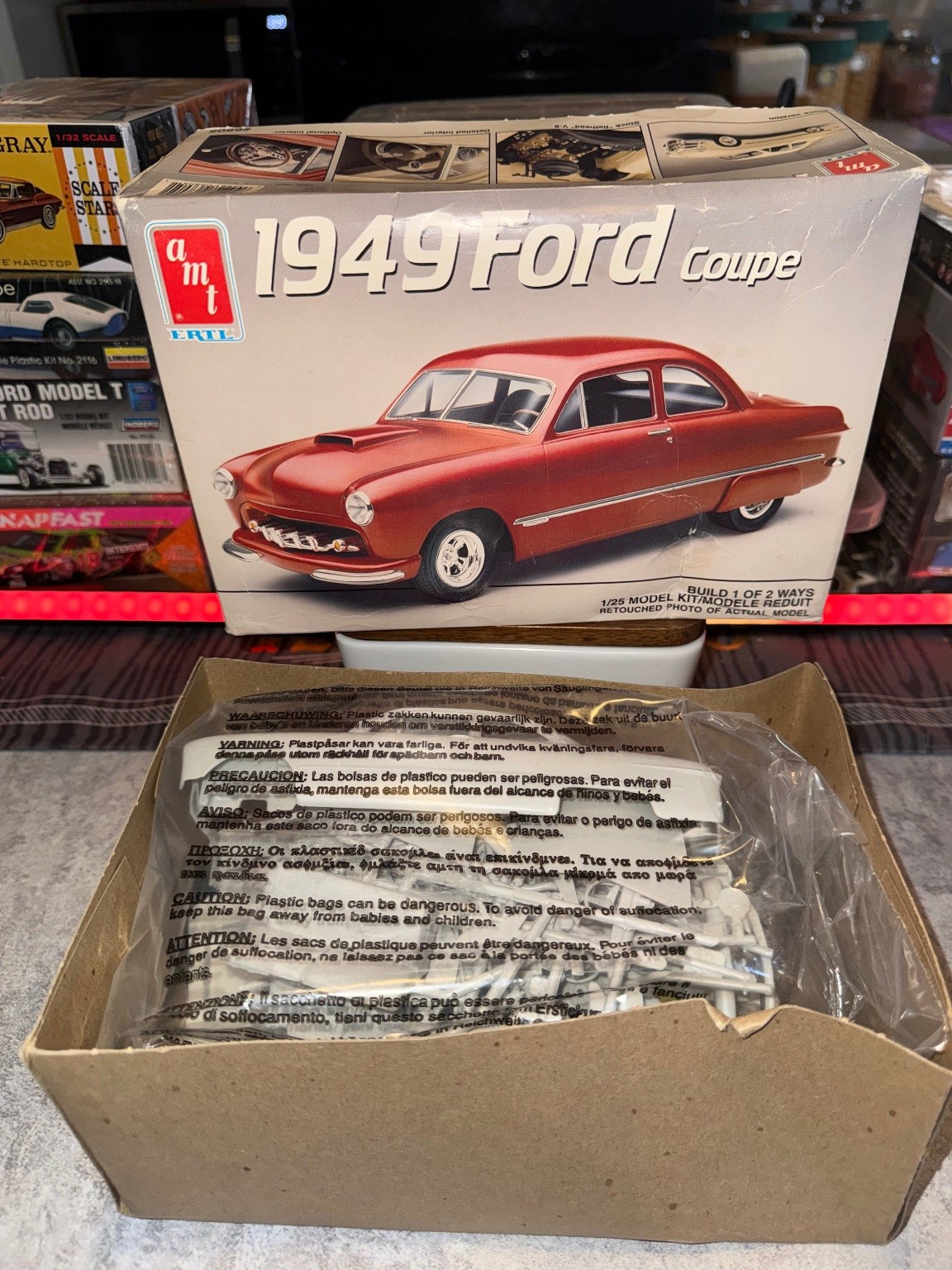 AMT 1949 Ford Coupe Model Kit 1/25 Scale 2-in-1 Custom